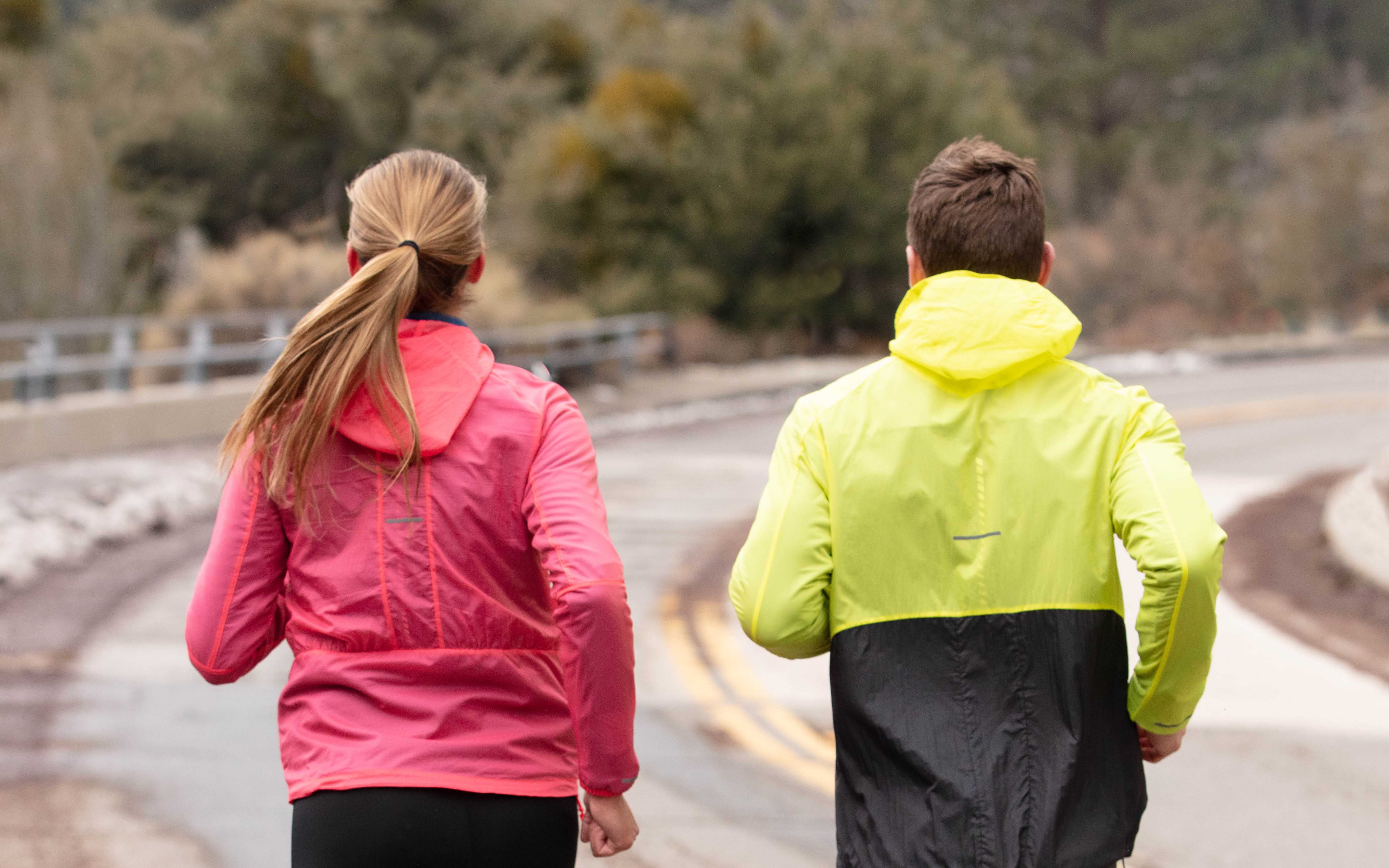 Regenfeste Kleidung für Laufen bei Wind und Wetter | ASICS